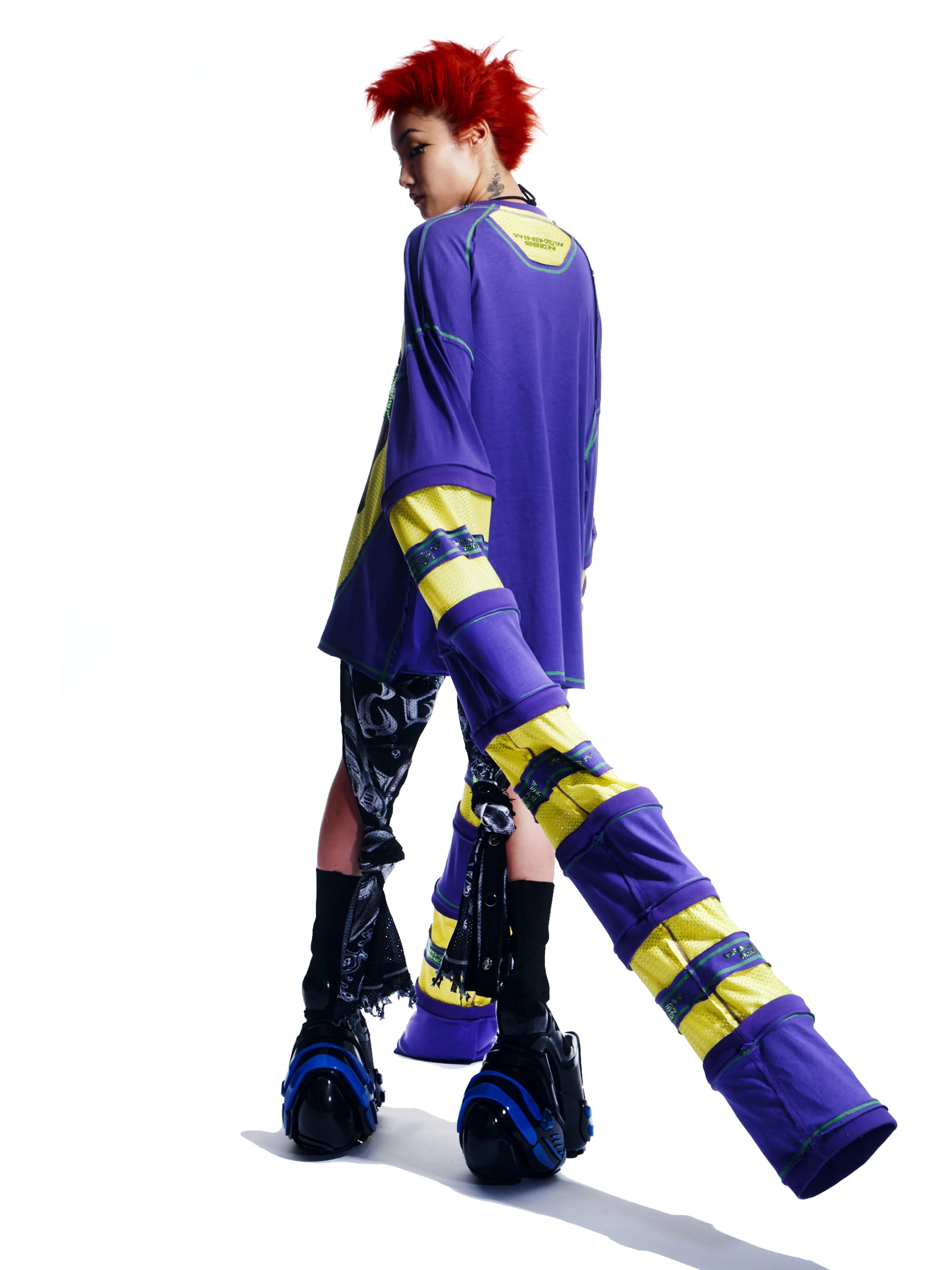 GRAPHIC T-SHIRT WITH LENGTH-ADJUSTABLE SLEEVES